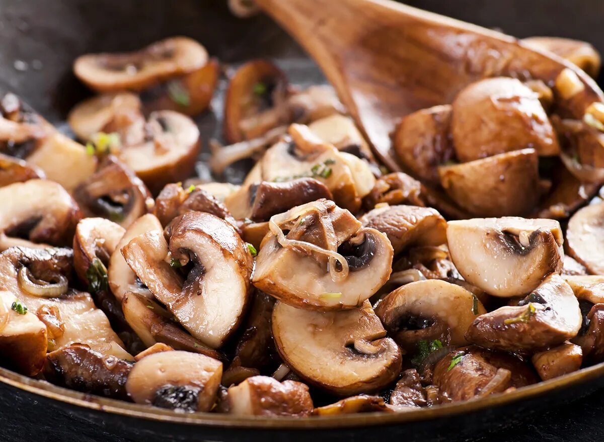Рецепты жаренные шампиньоны. Грибы приготовленные. Жареные грибы. Жареные шампиньоны. Жареные Лесные грибы.