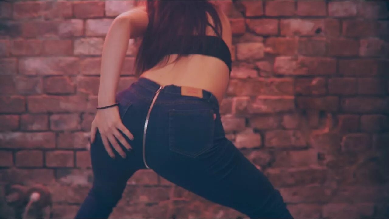 Nicki minaj тверк. женские ягодицы в джинсах. танцует попой в джинсах. танцует попой в джинсах. девушка в джинсах на четвереньках.