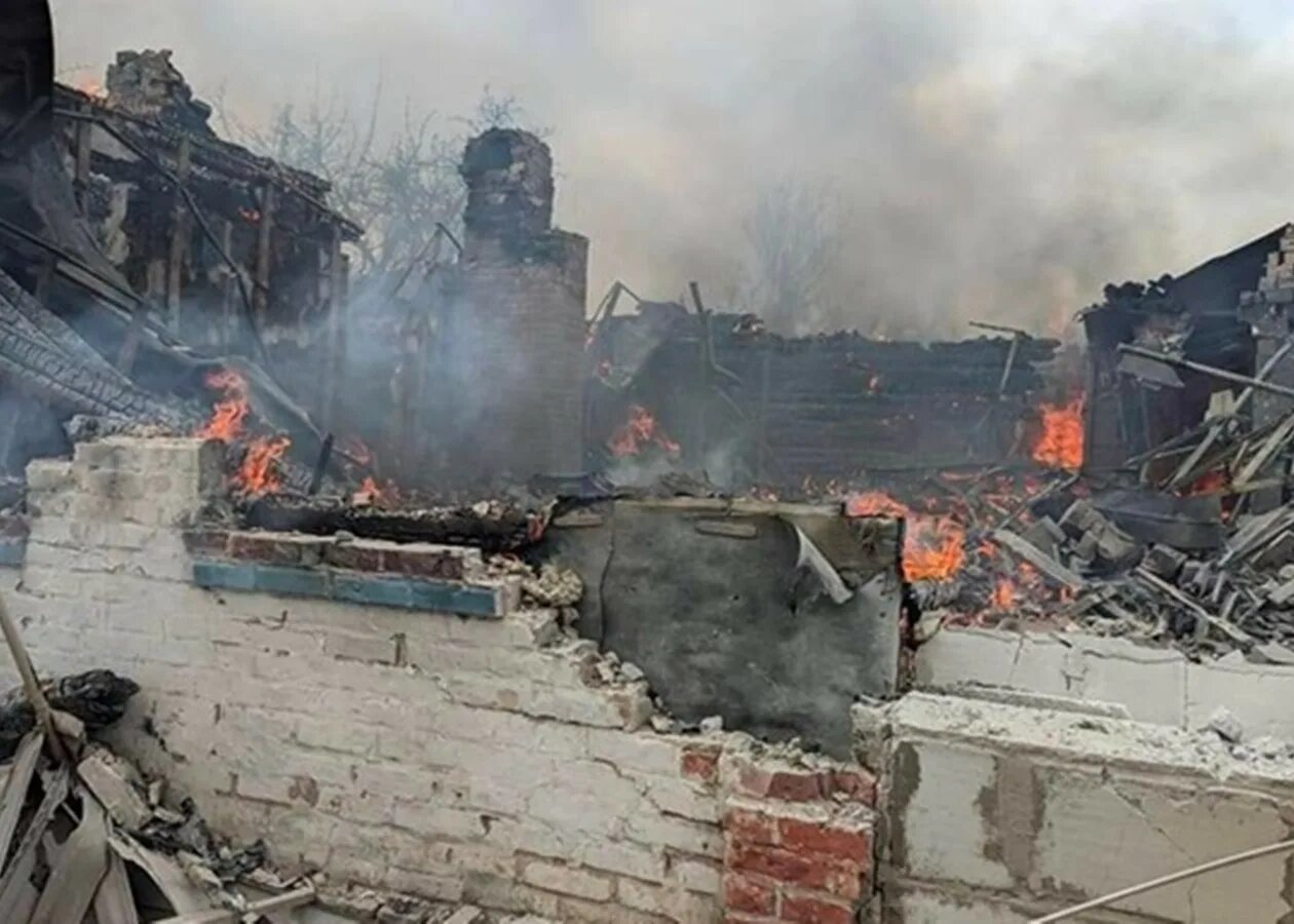 Чернигов сейчас. Разрушения на украине. Чернигов март 2022. Машина во дворе. Детский сад который разбомбила россия.