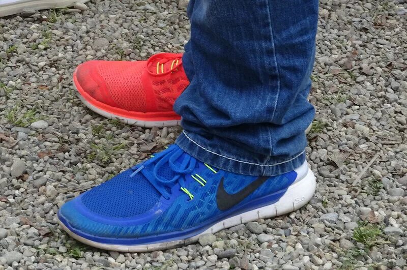 Кеды разных цветов. Ботинки разного цвета. Разноцветные туфли в одной паре. Разные ботинки на ногах мода. Обувь разного цвета.