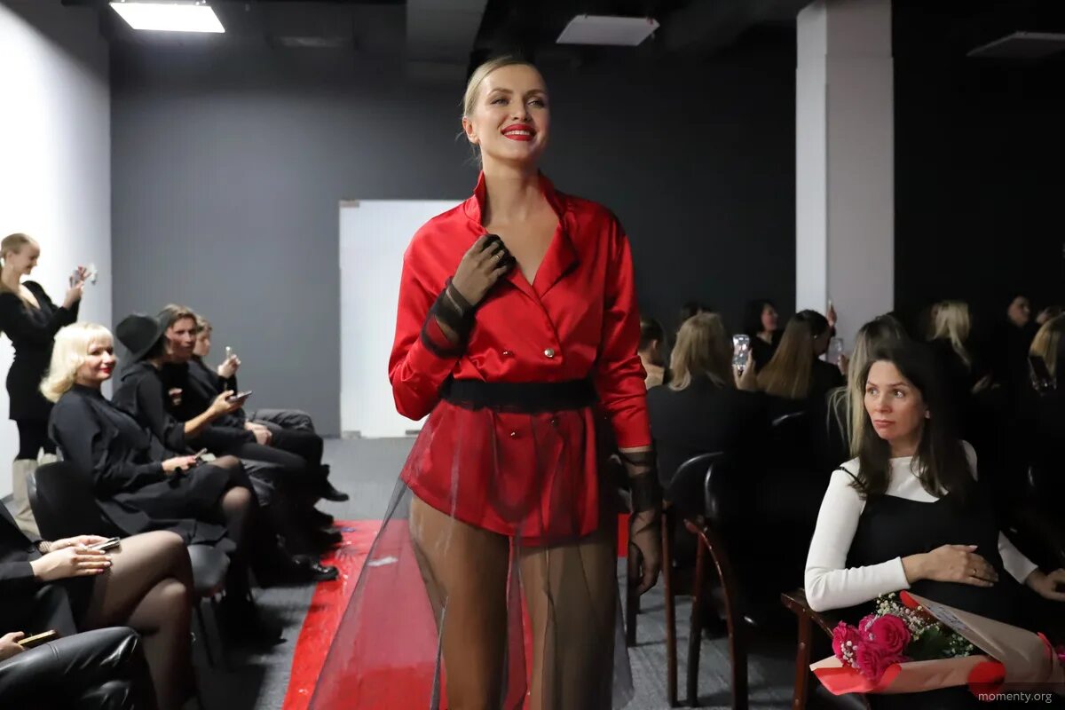 Шоу я смогу. Шоу закрытый показ с кологривым. Закрытый показ 2007. Шоу я смогу. Женщина модель на подиуме.