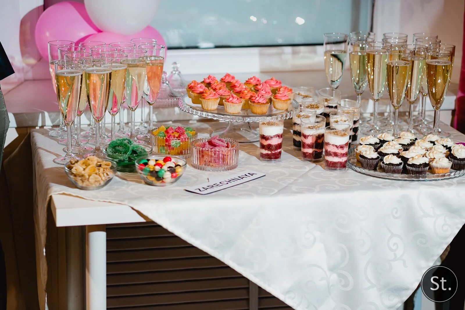 Девичник стол. Стол на девичник. Закуски на девичник. Украсить стол на девичник. Стол на девичник.