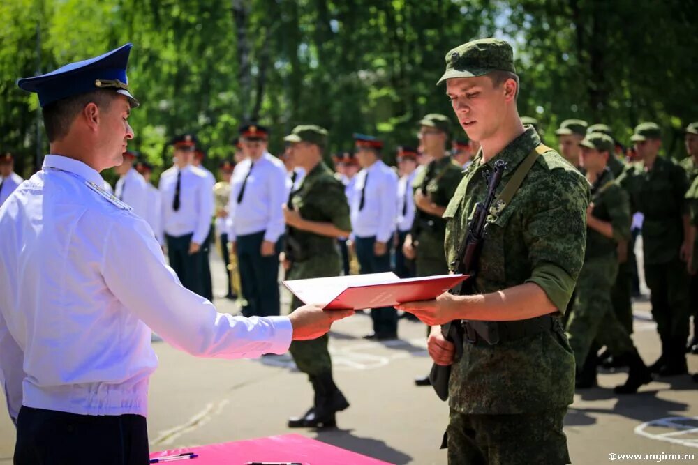 Принятие присяги рф. Военная присяга. Военный институт. Приведение к военной присяге. Военные учебные заведения.