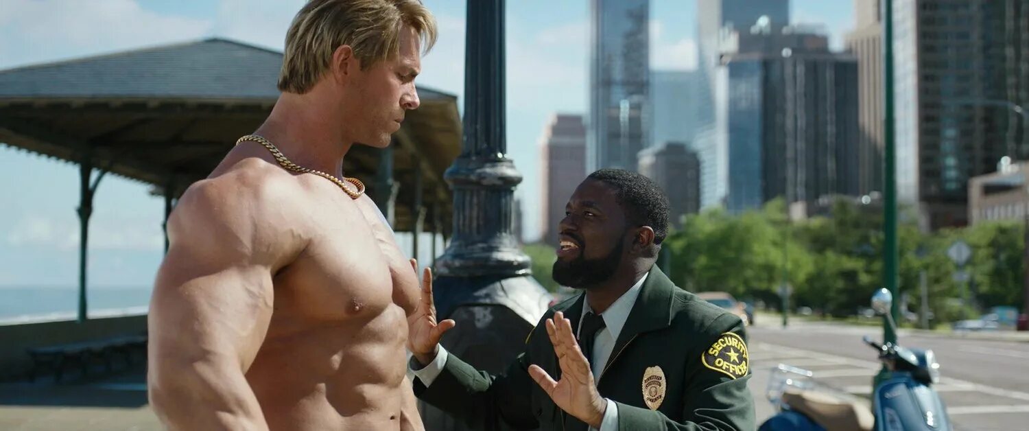 отсылка на мстителей в главном герое. райан рейнольдс фильмы 2022. главный герой момент с щитом. райан рейнольдс главный герой качок. главный герой отсылки.