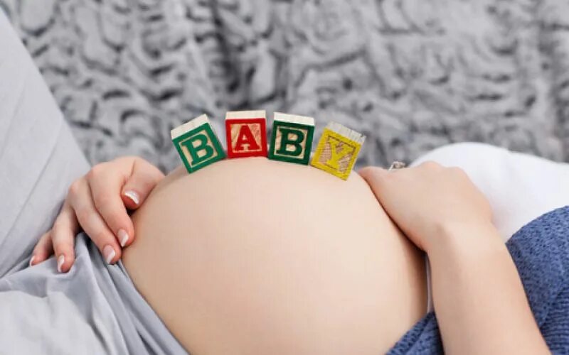 Беременные женщины с кубиками. Кубики для фотосессии беременной. Беременный живот с кубиками. Забеременела сверху