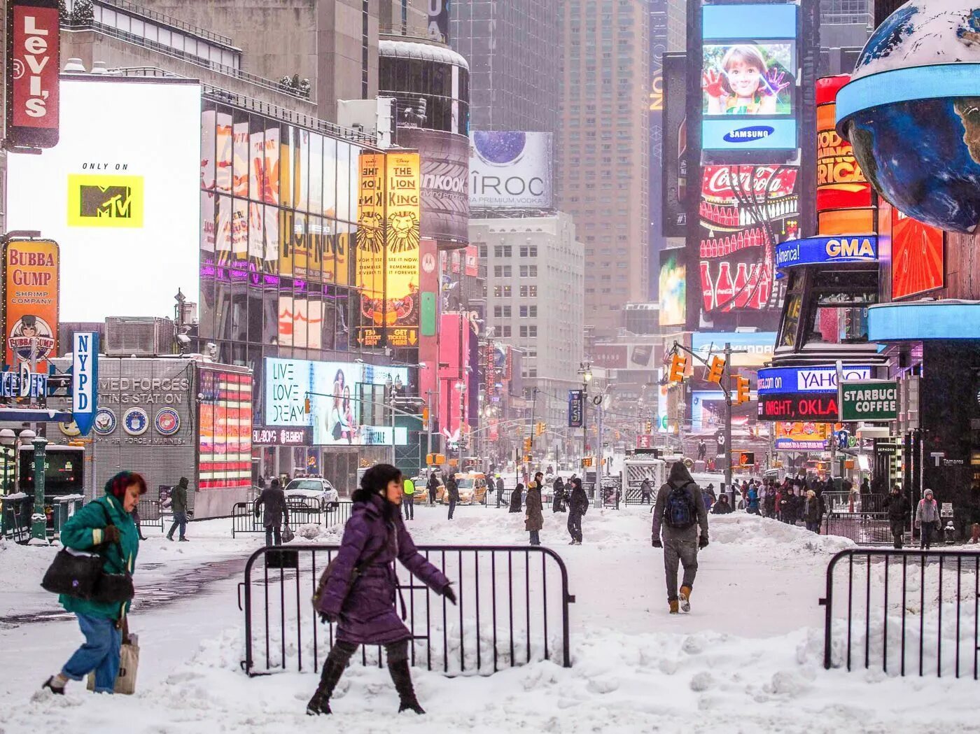 Америка зимнее время. Нью-Йорк Таймс сквер зимой. Зимний тайм сквер. Нью Йорк сейчас. Время в Нью-Йорке сейчас.
