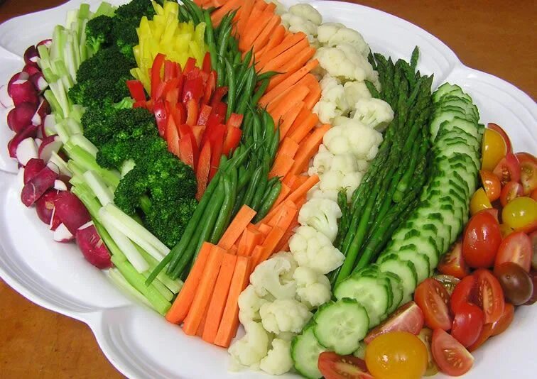 Как подать овощи. Сервировка овощей. Овощная нарезка. Красивая овощная нарезка. Овощные нарезки на праздничный стол.