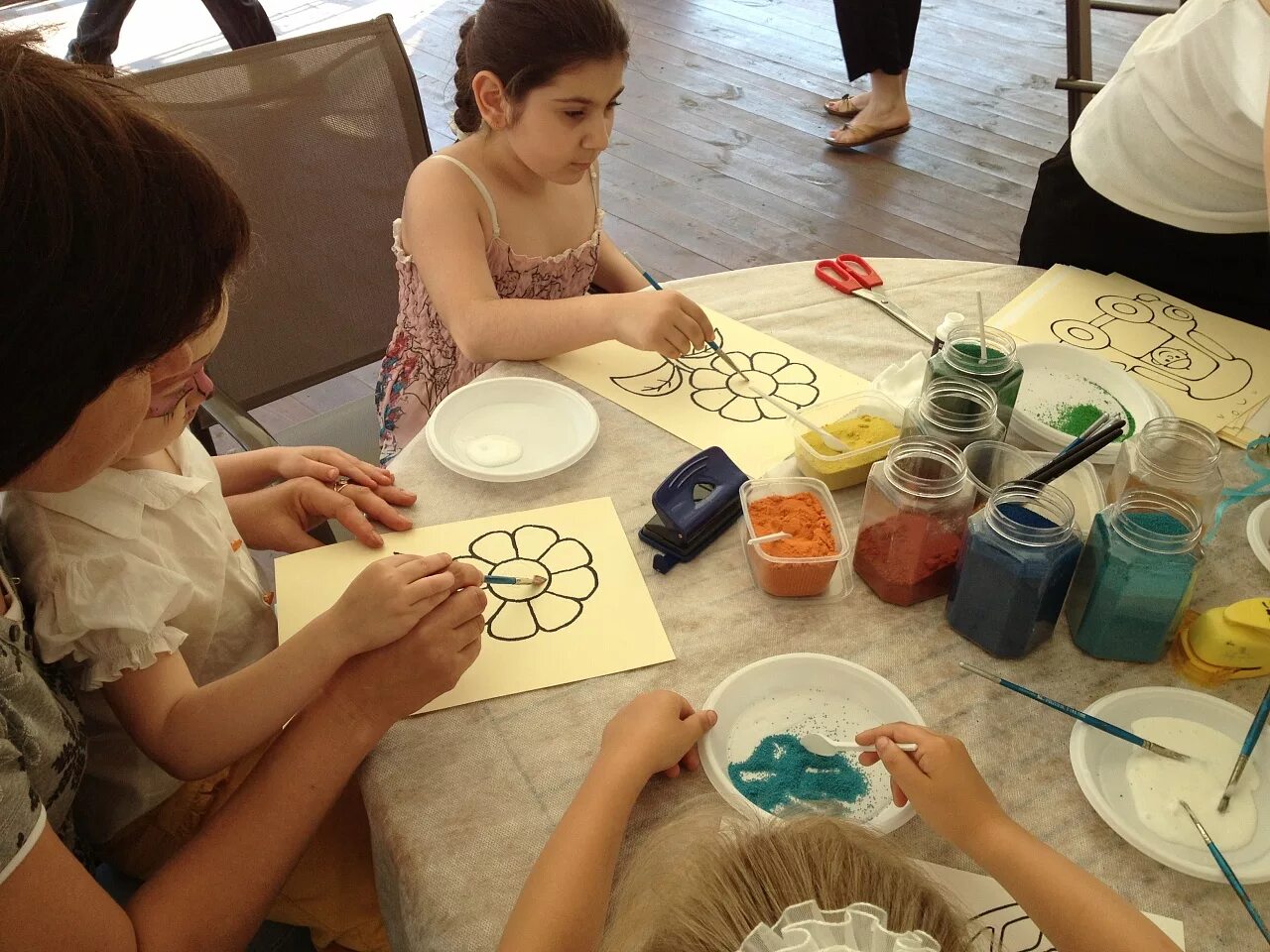 Арт терапия конспект. Рисование цветным песком для детей. Мастер класс рисование цветным песком для детей. Мастер классы для детей рисование. Творческий мастер класс для детей.
