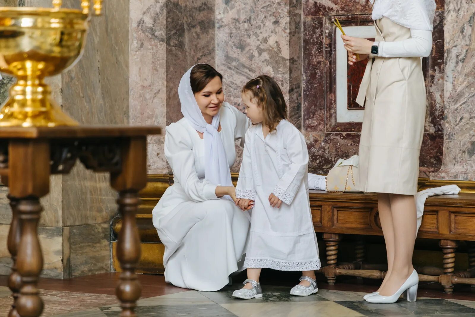 крестины в церкви. платье для церкви на крещение. крещение детей в православной церкви. крестины ребенка. индивидуальное крещение.
