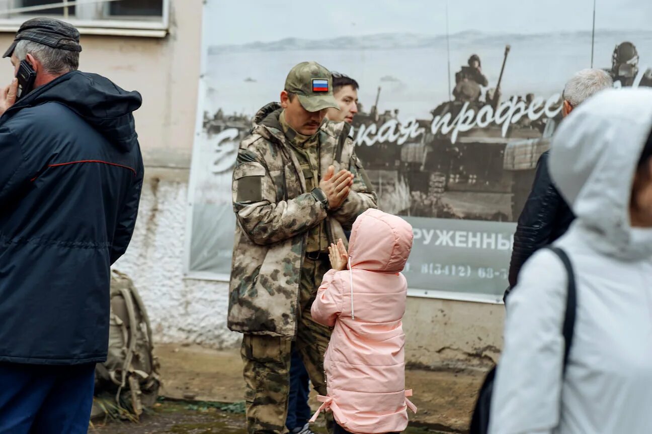 Отсрочка многодетным отцам последние новости. Бедная семья. Семьи мобилизованных. Семья мобилизованного. Мобилизация отцов с тремя детьми.