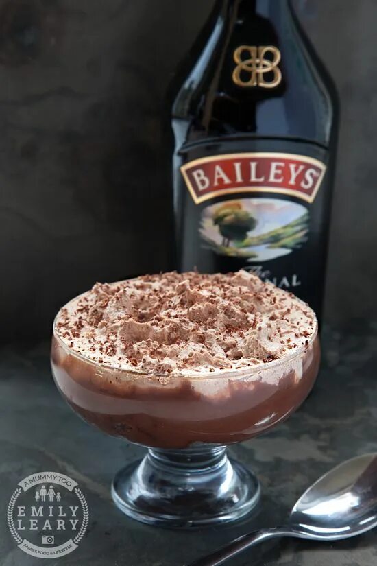 Baylis chocolate luxe. Шоколадный бейлиз. Молочный ликер бейлиз. Ирландский ликер бейлиз. Бейлис тирамису.