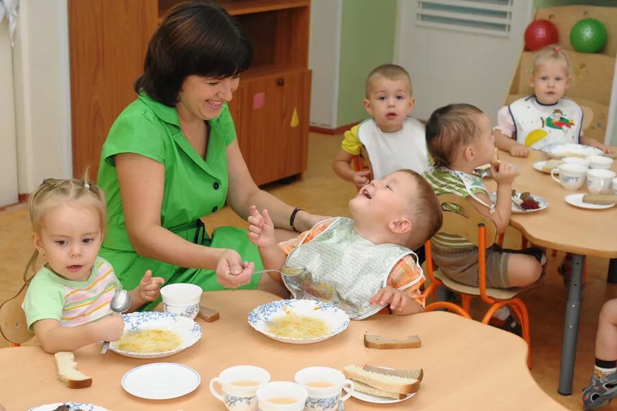 Что делает воспитатель в садике