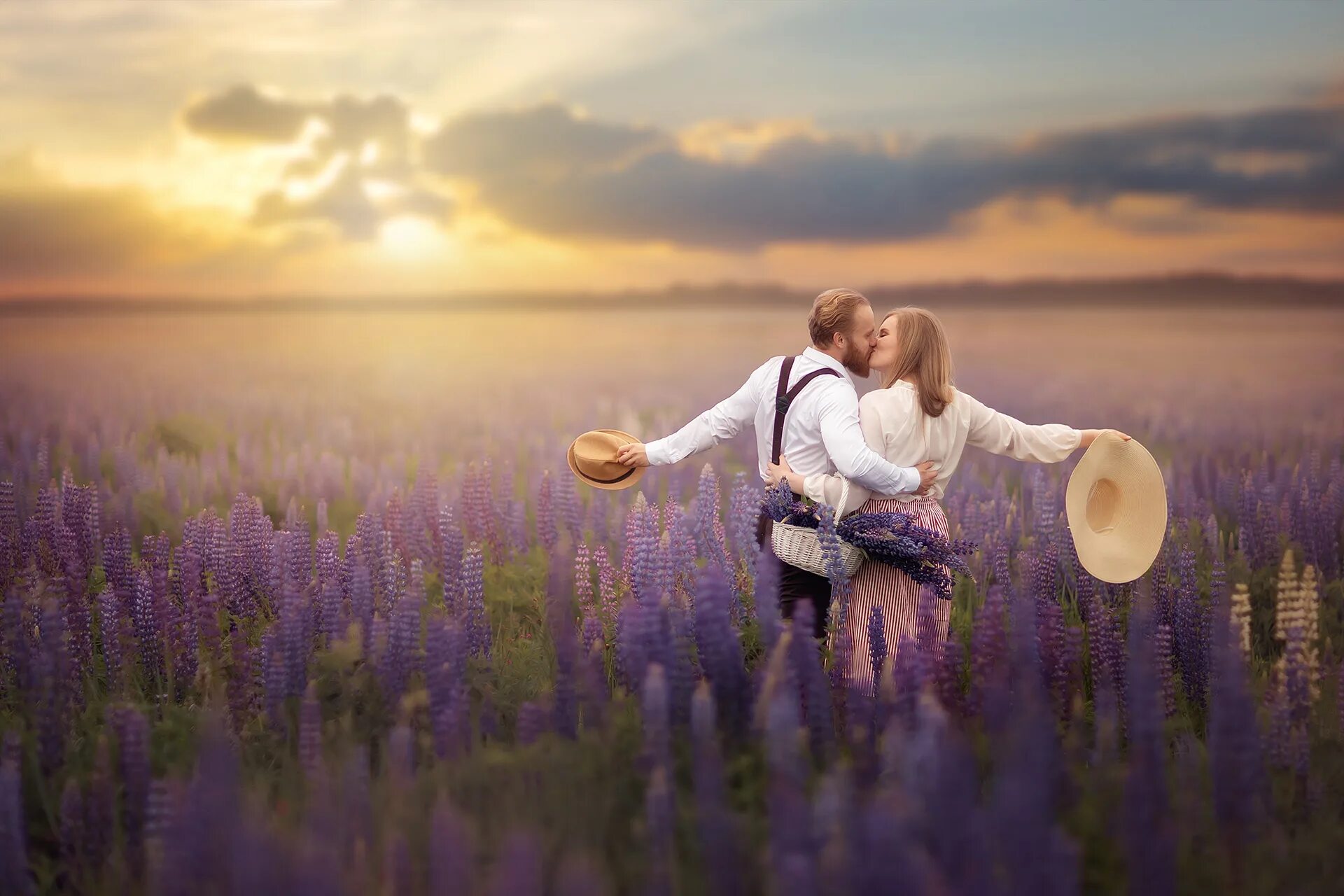 Обними зарю. Влюбленные в поле. Фотосессия влюбленных в поле. Пара в поле. Мужчина и женщина в поле с цветами.