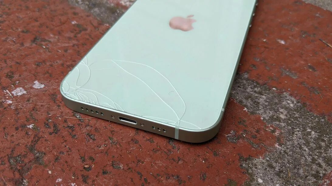 Айфон задний экран. Iphone 12 mini белый. iphone 12 mini экран. разбитый iphone 12 mini. разбитый экран iphone 12.