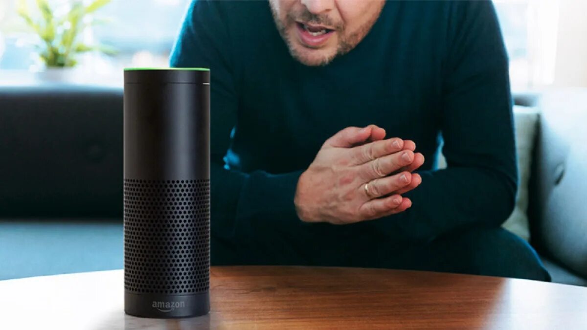 Спикер что делает. Колонка Amazon Alexa. Человек с умной колонкой. Умная колонка с дисплеем. Человек колонка.