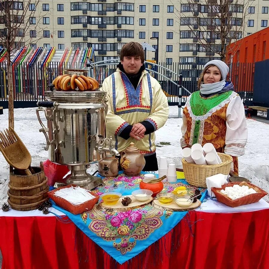 Где на масленицу бесплатные блины в москве. Блинная станция на Масленицу. Чайная станция на Масленицу. Украшение стола на Масленицу. Чаепитие с блинами на Масленицу.