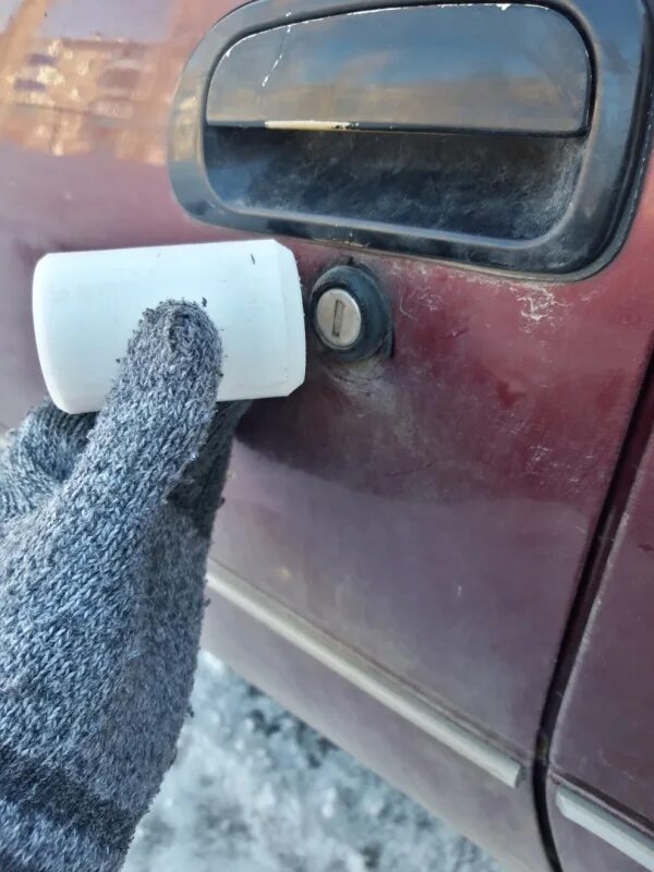 Замерзание замка. Замерзший замок автомобиля. Замерз замок багажника. Защита замка от замерзания. Замерзшая машина.