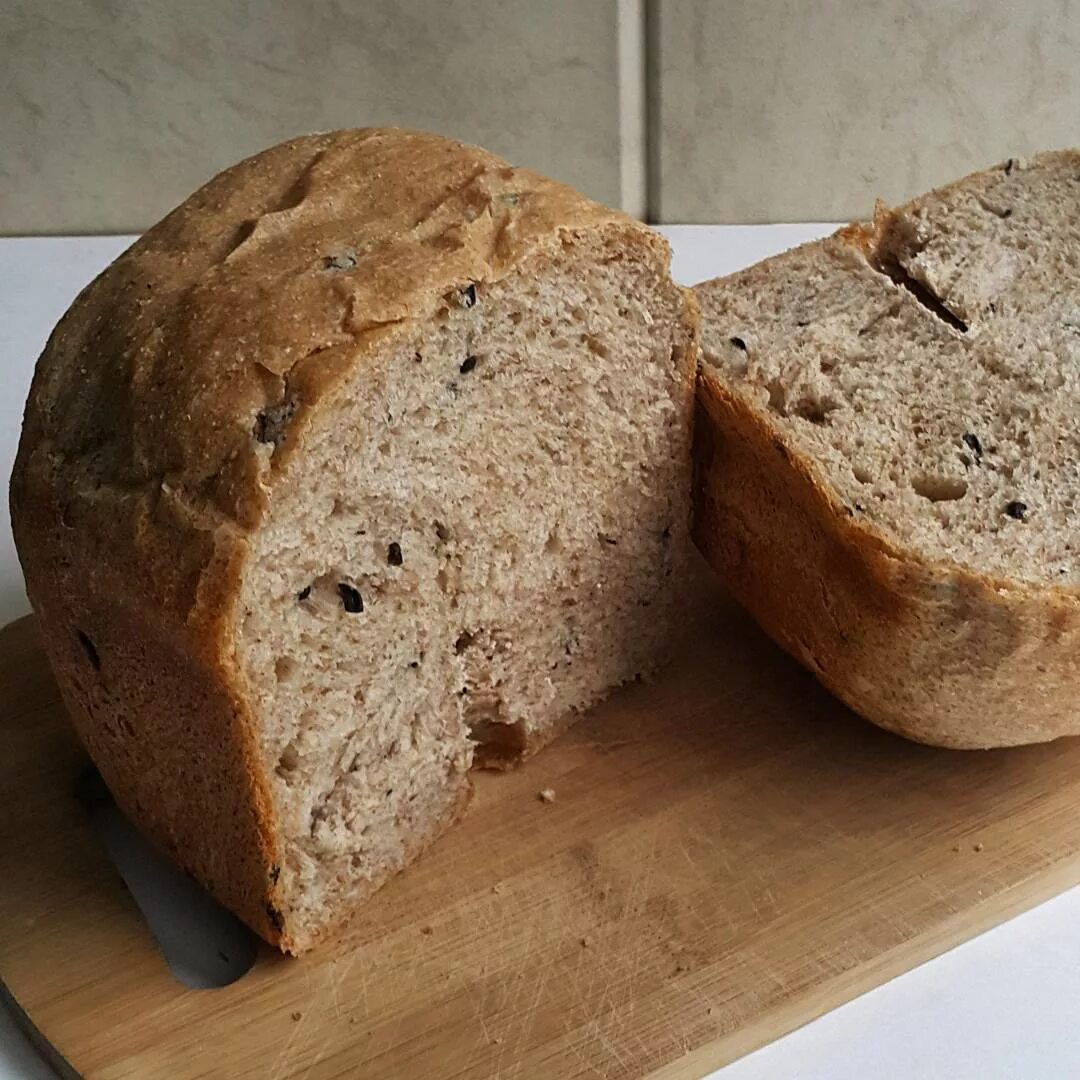Хлебопечь ржаной хлеб. Ржаной хлеб. Хлеб в хлебопечке. Выпечка хлеба в хлебопечке. Хлеб с крупными порами.