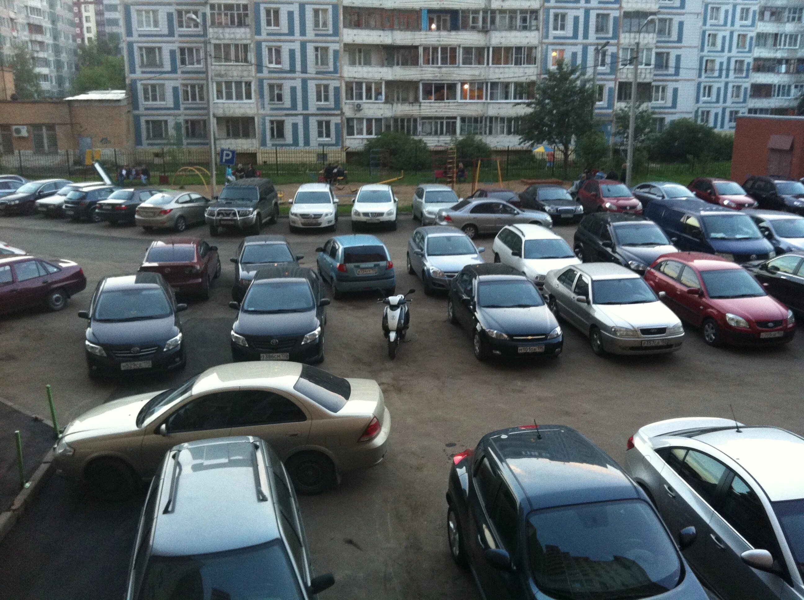 Автостоянка вблизи жилого дома