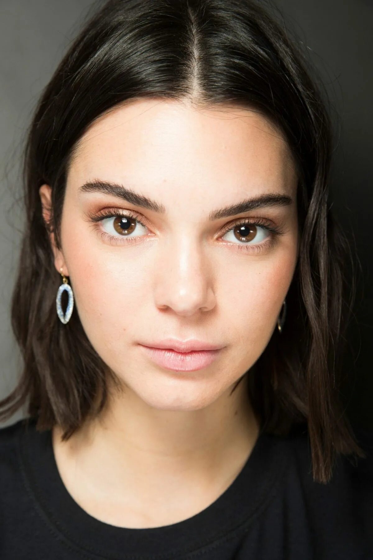 Какие брови в моде 2025 году. Kendall jenner. макияж кендалл дженнер 2025. брови кендалл дженнер 2025. кендалл дженнер макияж глаз 2025.
