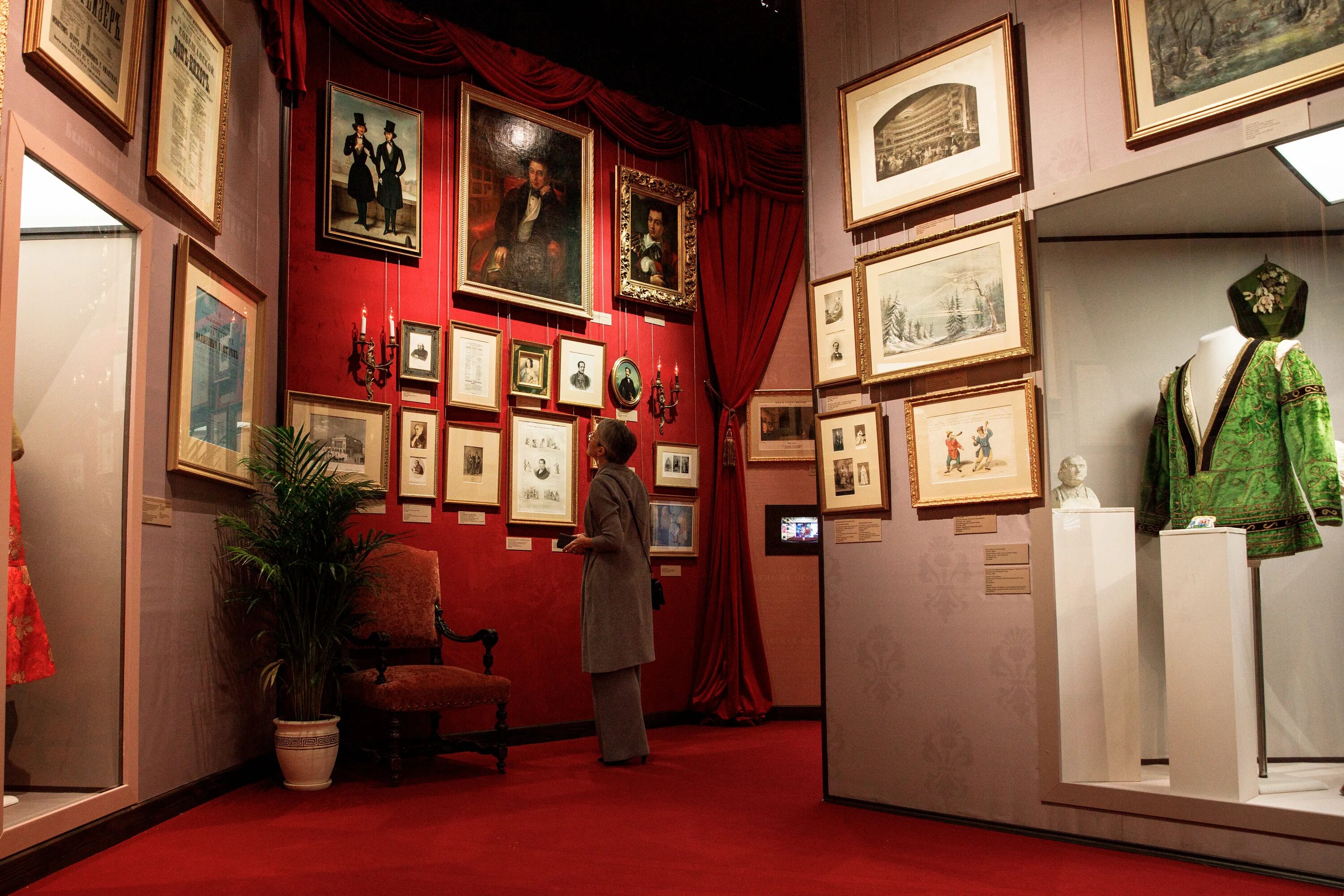 Theatre museum. Алексей Бахрушин театральный музей. Литературно-театральный музей а а Бахрушина 1894. Музей Бахрушина экспозиция. Выставка Алексей Бахрушин взгляд в будущее.