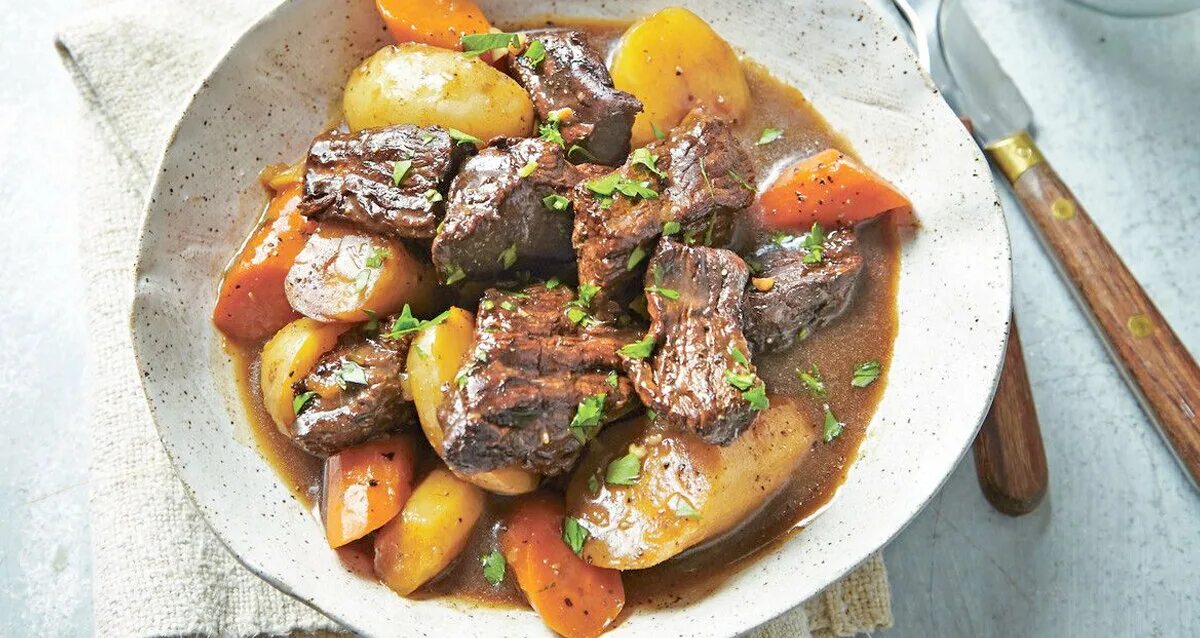 Мягкая говядина. Томленая говядина. Мягкое мясо говядины. Гуляш из говядины по-венгерски. Гуляш со свининой.