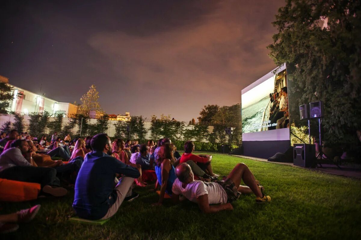 Под открытым небом и других. Лаунж зона под открытым небом. open air кинотеатр. кинотеатр на даче под открытым небом. кинотеатр под открытым небом стамбул.