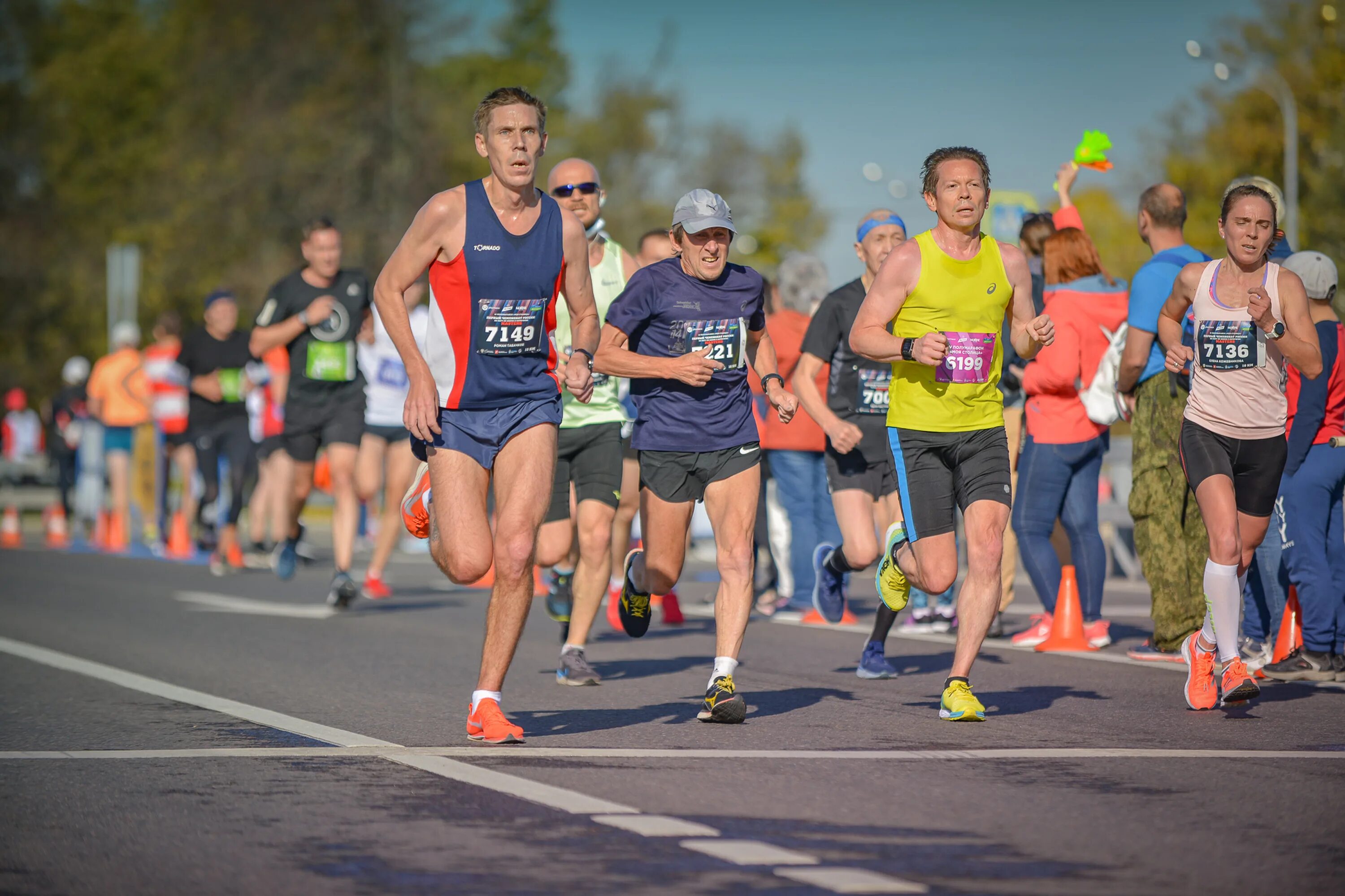 Девушка бежит к цели. Человек бежит вперед. 10 километров бег. Бегуны на длинные дистанции. Бег.