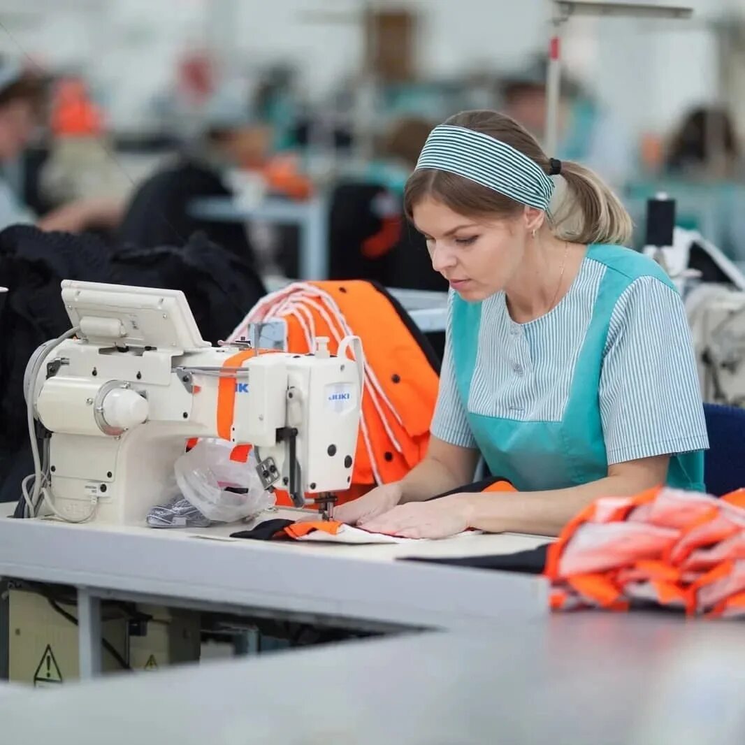 Фабрика одежды. Работа швеей подработка. Швея портной закройщик. Швея. Швейное производство.
