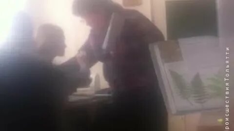 Ученица ударила учительницу