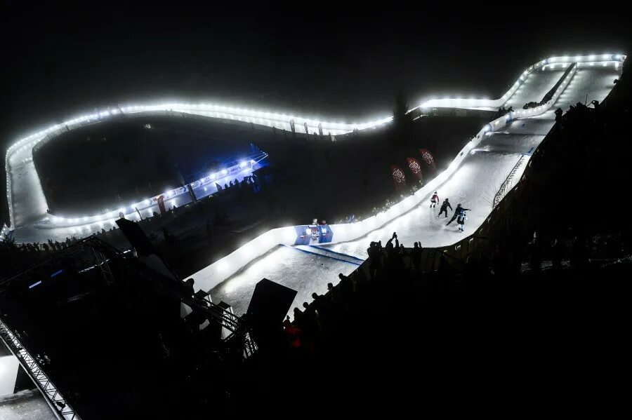 Спуск 2024 года. Спуск 2024 года. Айс кросс даунхилл. Париж стад де франс. Спуск 2024 года.