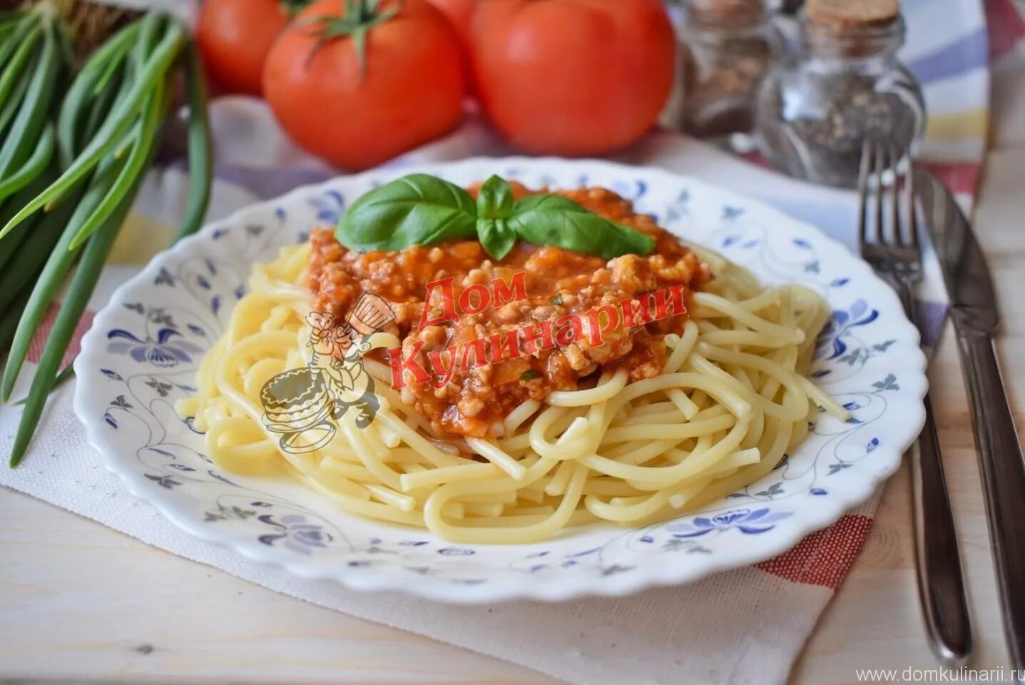 Спагетти с фаршем в соусе болоньезе. Мафальдине болоньезе. Итальянская паста болоньезе. Паста болоньезе Италия. Спагетти с соусом Болонез.