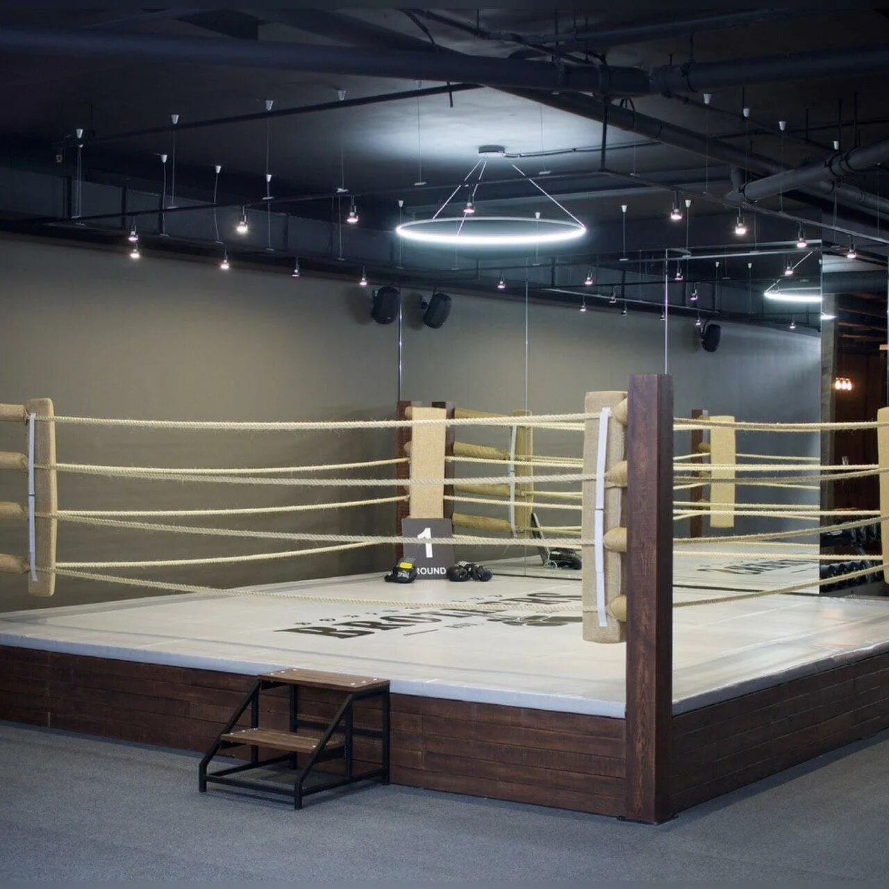 Боксерский зал. Боксерский ринг. Бокс помещение. Brother boxing club москва. Спортивный клуб единоборств кби варяг хабаровск.