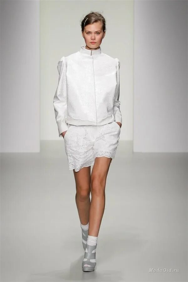 платья от дольче габбана 2023. коллекция белого. платье дольче габбана белое. дольче и габбана кутюр. 1959 валентино гаравани коллекция.