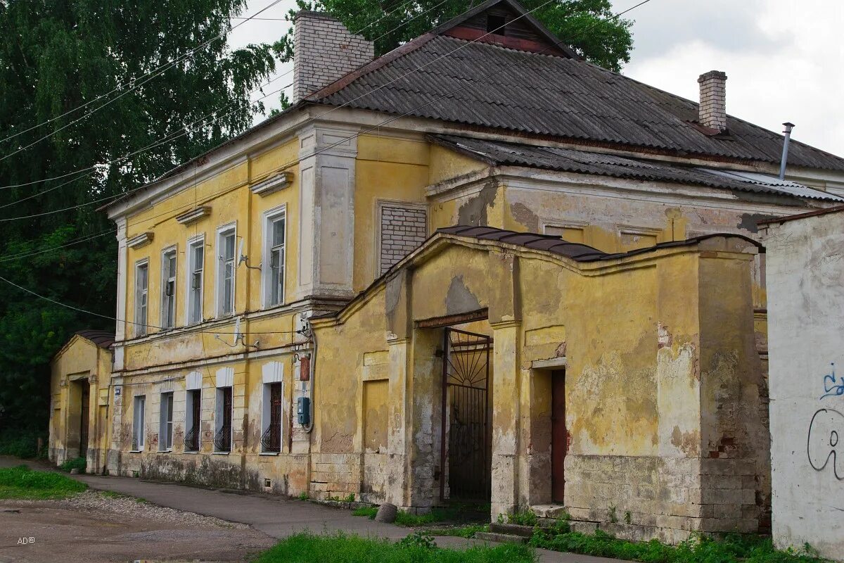 Купить недвижимость торжок. Купеческие особняки Торжок. Торжок улица Строителей Торжок. Торжок военный городок. Здание присутственных мест Торжок.