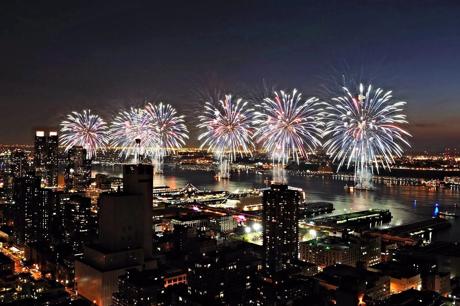 Рождественская елка в вашингтоне. Новогодняя америка. Новый год в сша во сколько. Новогодние салюты нью йорк. Новый год в сша во сколько.