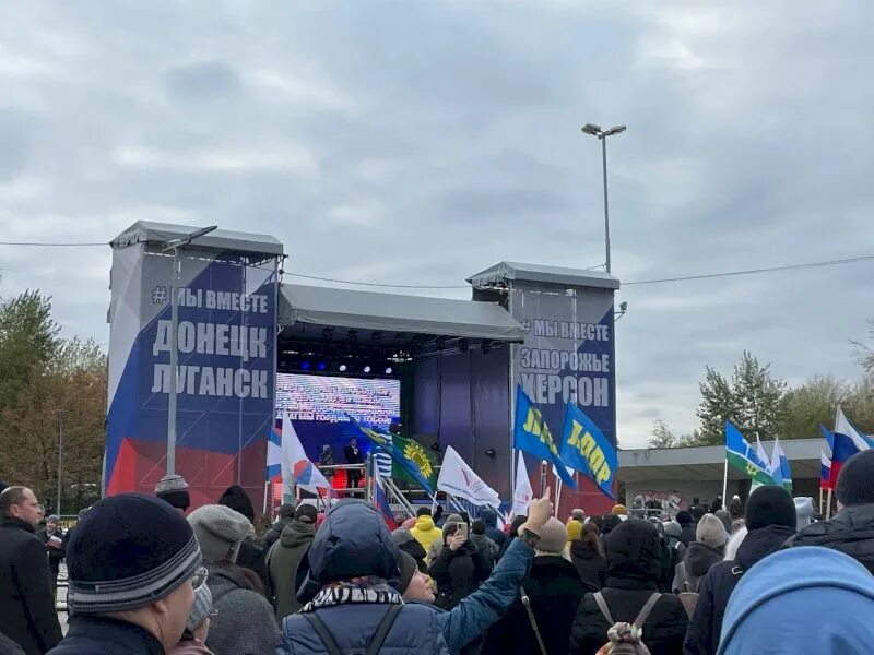 Присоединение запорожья. Запорожье митинг. Митинг в Екатеринбурге присоединение. ДНР И ЛНР. Митинг в честь присоединения Донбасса.