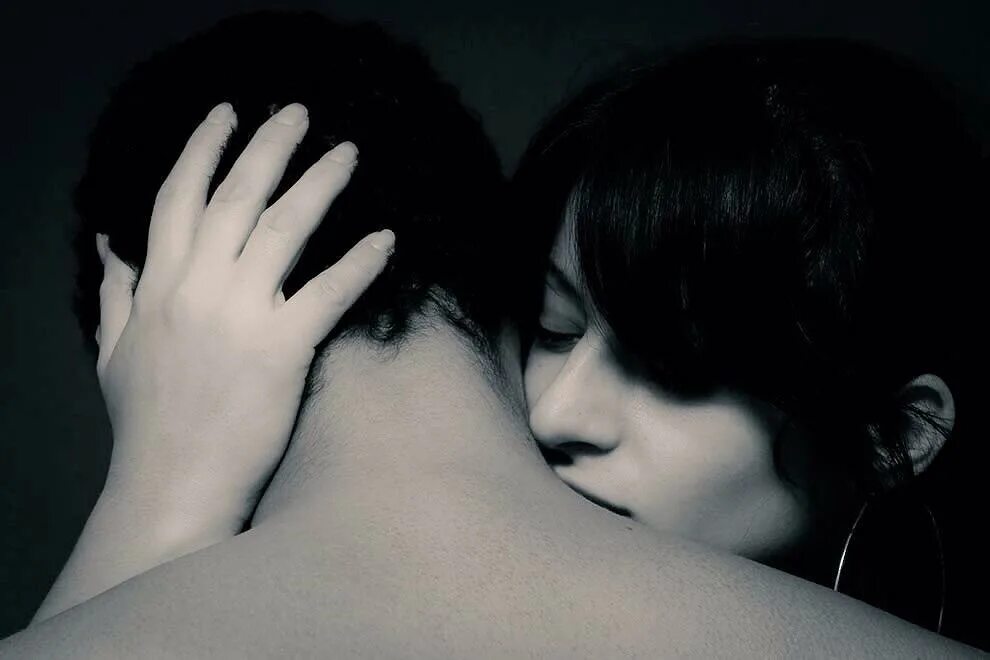 Девушка лижет руку. Целует спину. Целует в шею. Поцелуй в спину. Поцелуй в шею мужчине.