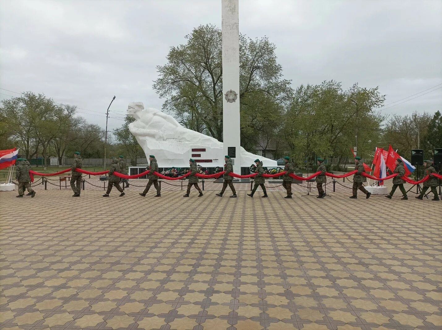 Памятник воинам. Памятники Левокумского района. Левокумский район Величаевское парк героев. Памятник в.и.Ленину село Левокумское.