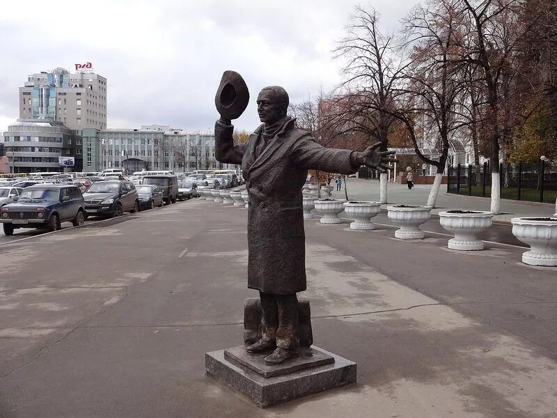 самара памятник деточкину. жд вокзал самара памятник юрию деточкину. самара памятник памятник юрию деточкину. памятник юрию деточкину самара. юрий деточкин памятник в самаре.
