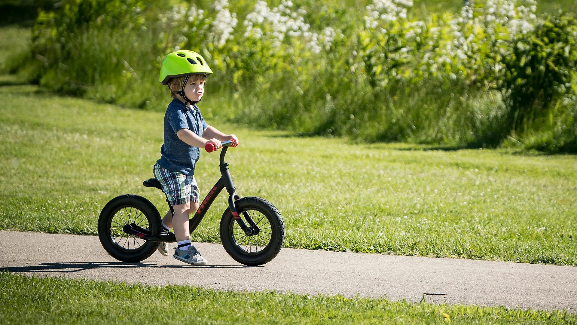 Беговелы от 2 лет рейтинг. Беговел BMW Kidsbike. Беговел Trek Kickster Kids 12. Ребенок на беговеле. Лучшие беговелы.