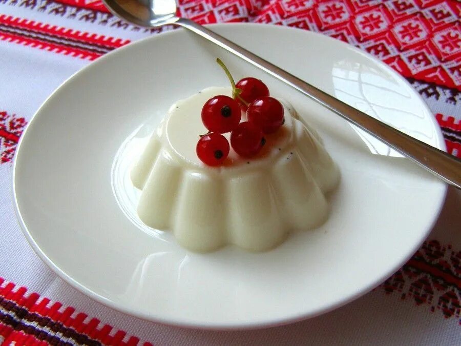десерт желе молочное. желе из молока. молочный десерт бланманже. молочные десерты с желатином. кефирное желе.