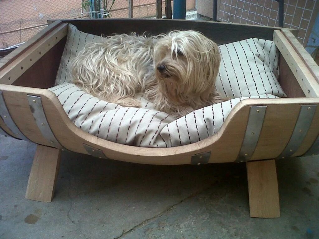 Собачья кровать для человека. Лежак для собаки из дерева. Кровать для собаки. Необычные лежанки для собак. Оригинальные лежанки для собак из дерева.