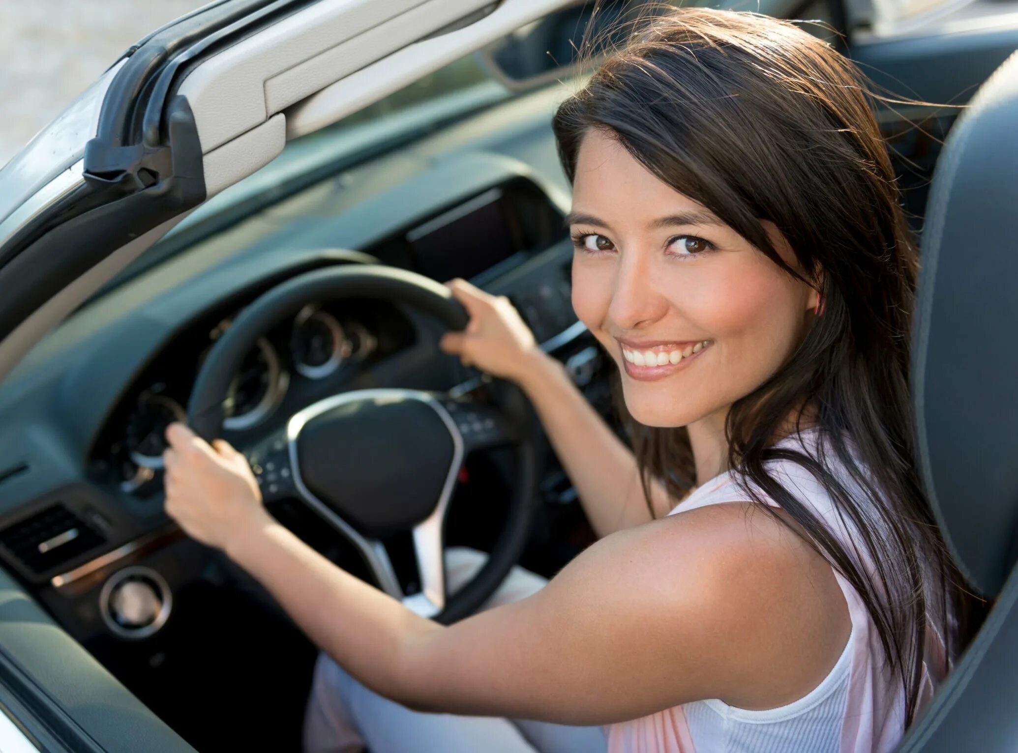 Девушка за рулем фото. Женщина за рулем. красивая девушка за рулем. водить машину. красивые женщины за рулем автомобиля.