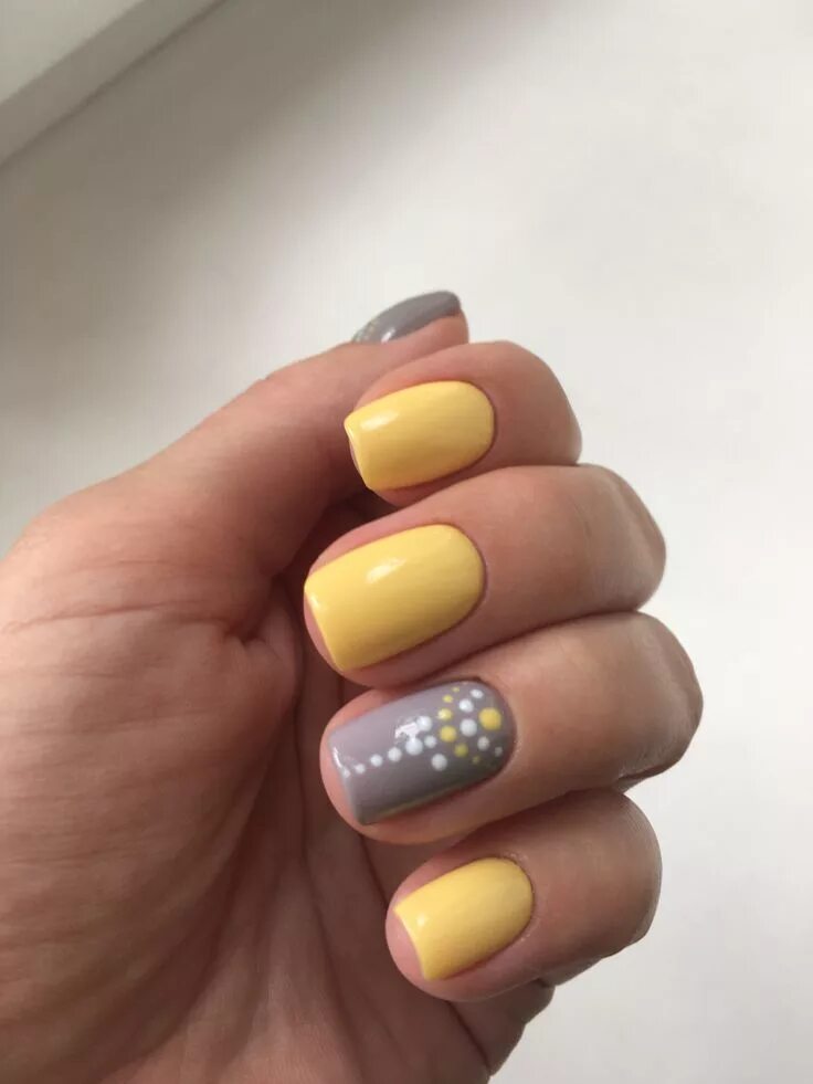 Yellow and gray manicure