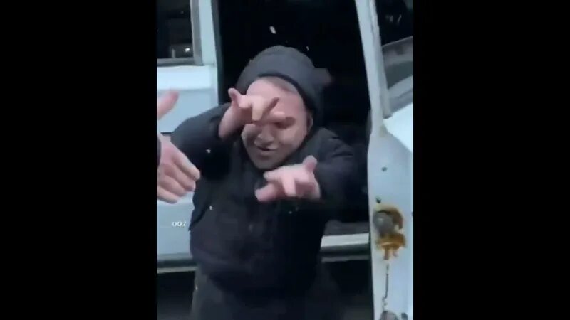 Танцующий карлик с девушкой. Карлик танцует возле машины.