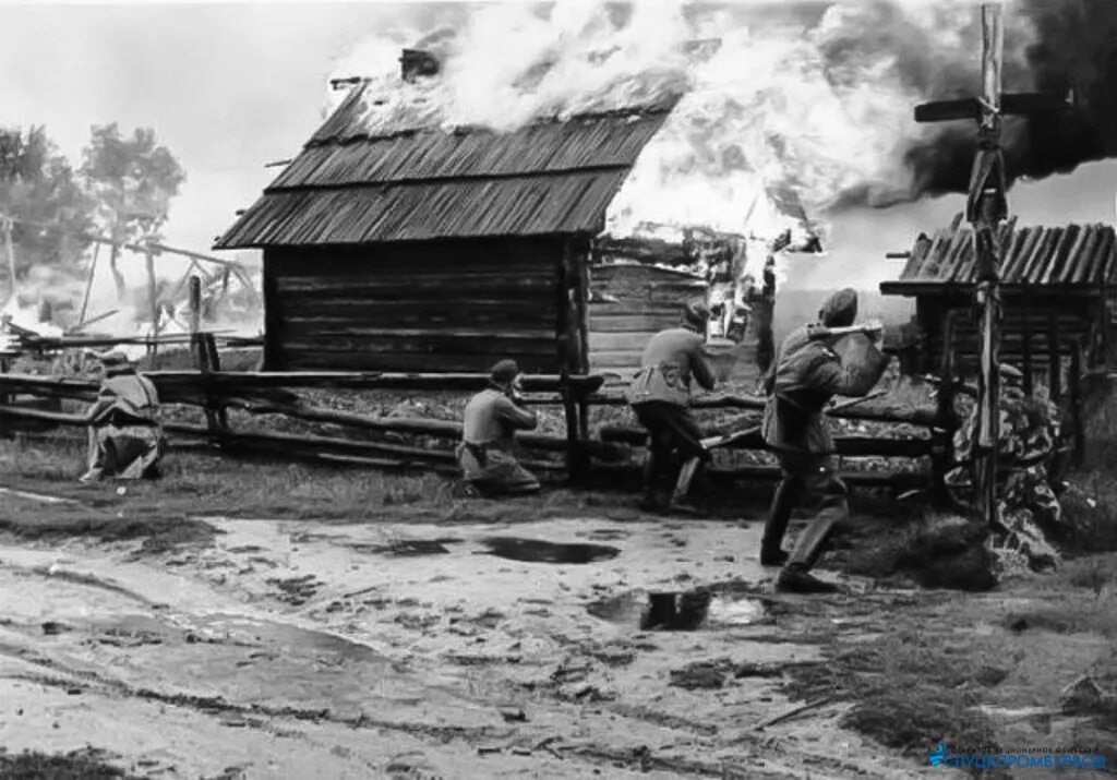 Немцы в белоруссии 1941. Военный архив. Немцы и дети в деревне 1941-1945. Немцы в деревне зима 1941. Сожженные деревни ленинградской области вов.