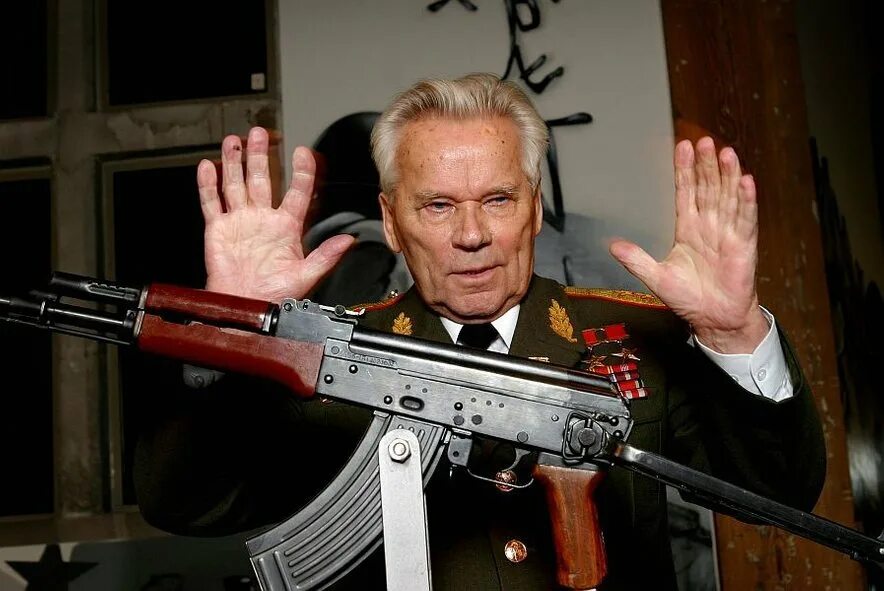 михаил калашников с ак 47. михаил калашников. михаил калашников оружейник. калашников михаил тимофеевич с автоматом. что произошло с калашниковым.