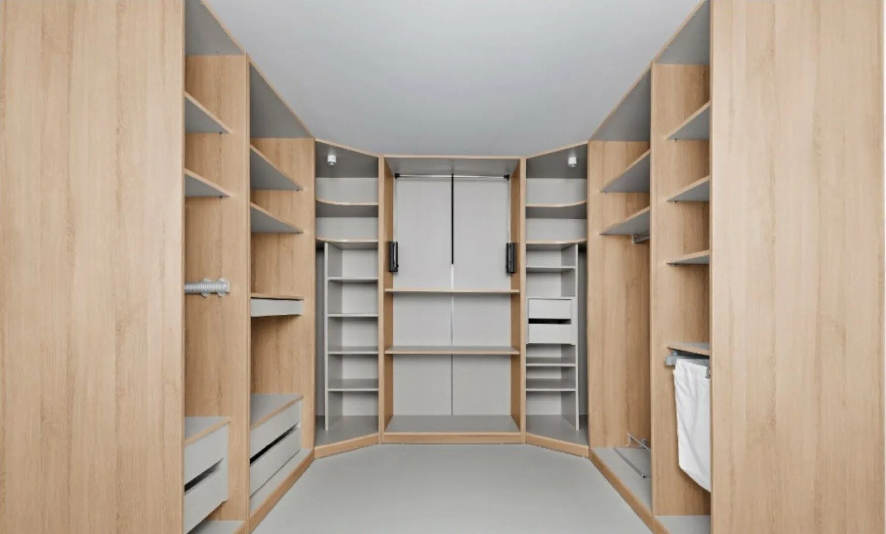 Узкая гардеробная с окном. Шкаф на две стены. Шкаф на две стены. Шкаф на две стены. Встроенный шкаф гардеробная.