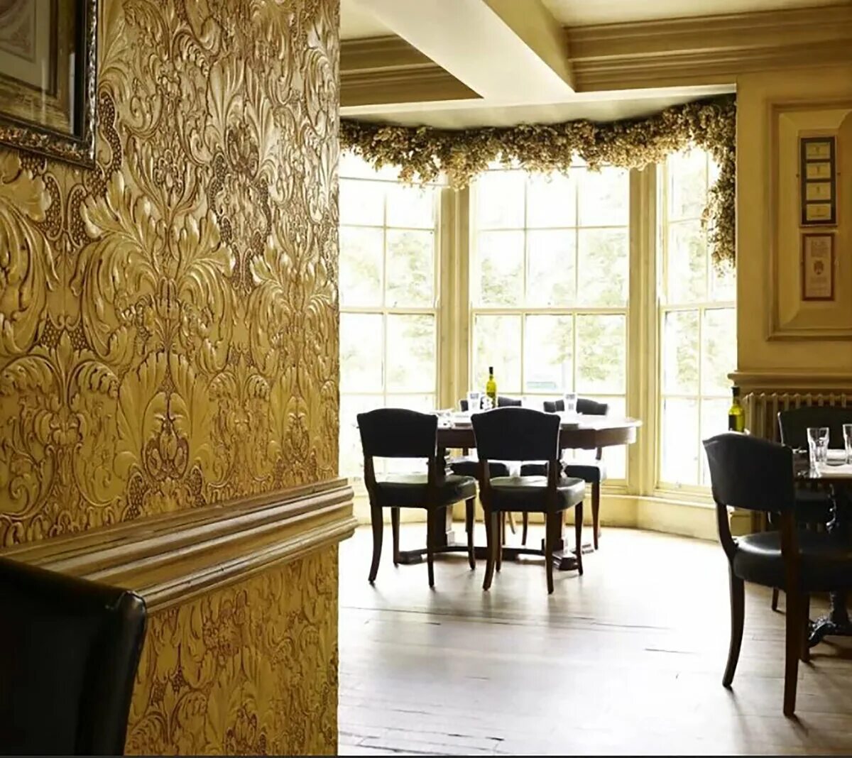 Мозаика в интерьере. Стену декоративной штукатуркой oikos. Отделка стен золотом. Мозаика в интерьере гостиной. Венецианская штукатурка с золотом.